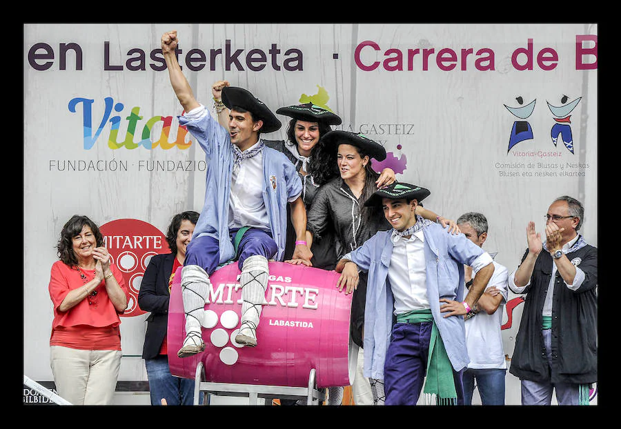 La ofrenda floral, las dianas, la carrera de barricas, las vaquillas... Un sinfín de actividades han servido para divertir a los vitorianos durante este 25 de julio