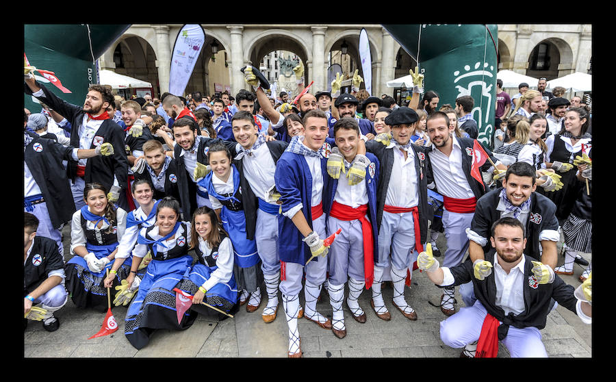 La ofrenda floral, las dianas, la carrera de barricas, las vaquillas... Un sinfín de actividades han servido para divertir a los vitorianos durante este 25 de julio