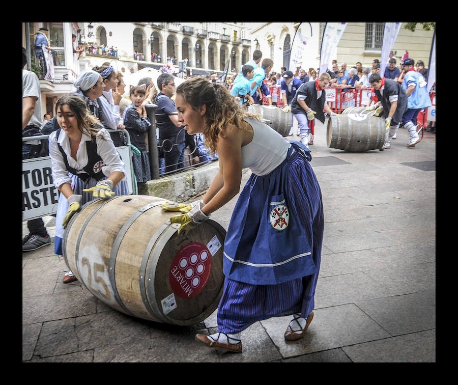 La ofrenda floral, las dianas, la carrera de barricas, las vaquillas... Un sinfín de actividades han servido para divertir a los vitorianos durante este 25 de julio