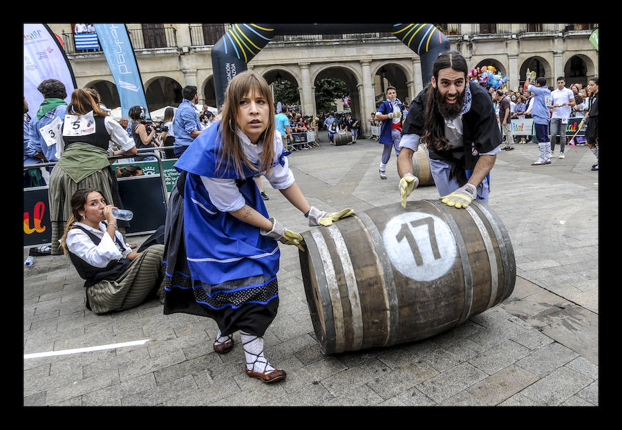 La ofrenda floral, las dianas, la carrera de barricas, las vaquillas... Un sinfín de actividades han servido para divertir a los vitorianos durante este 25 de julio