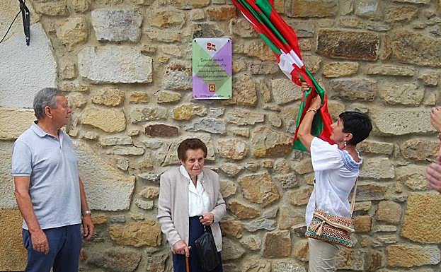 Famiiliares de víctimas del bombardeo descubrieron ayer una placa en la Casa Consistorial de Garai.
