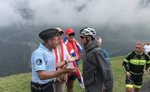 Froome le recrimina al policía que lo haya tirado al suelo.