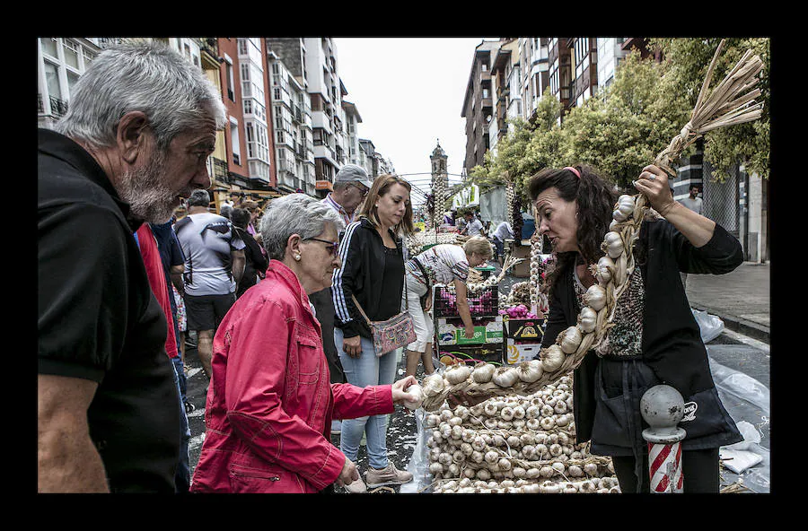 La ofrenda floral, las dianas, la carrera de barricas, las vaquillas... Un sinfín de actividades han servido para divertir a los vitorianos durante este 25 de julio