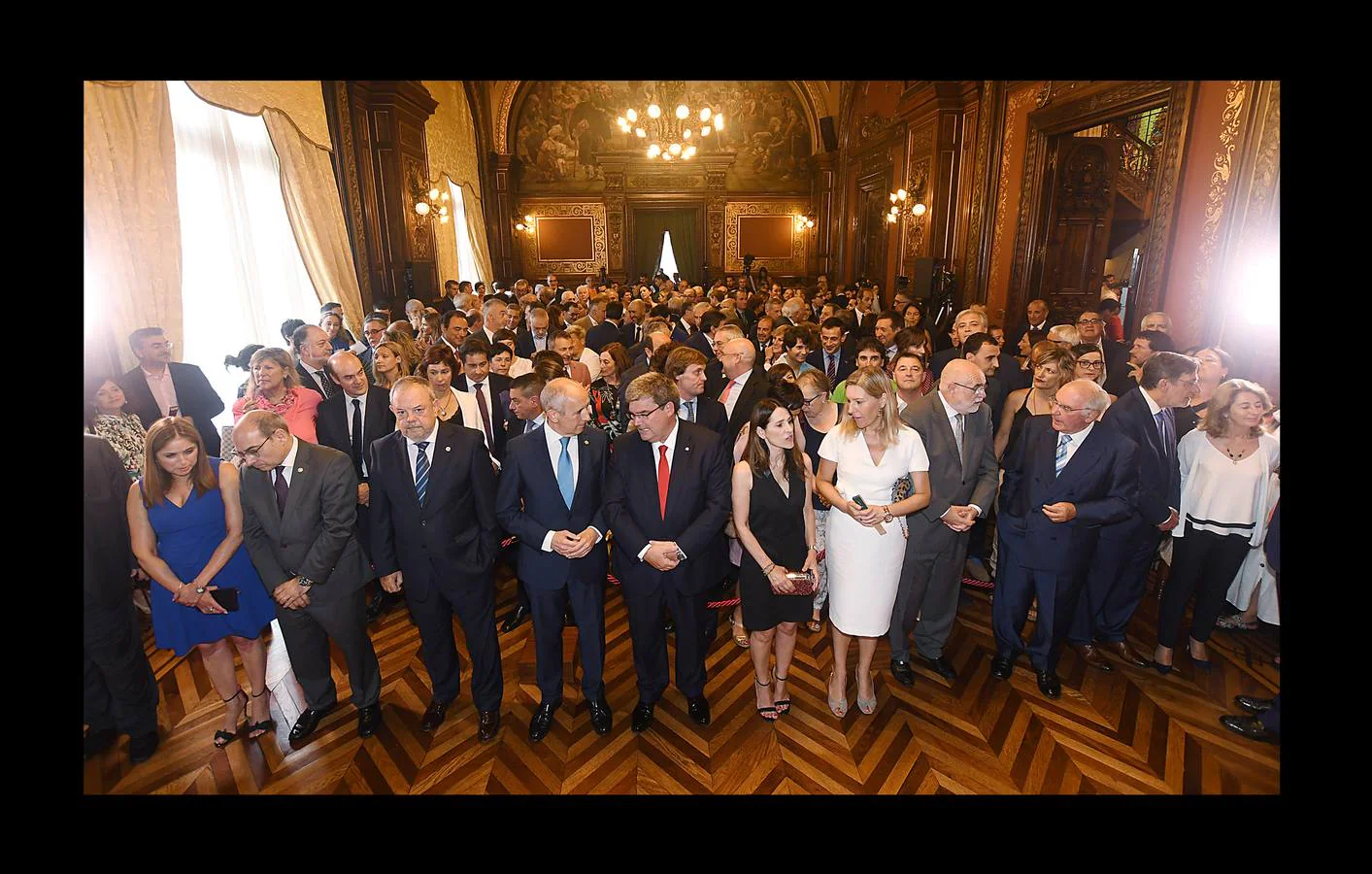 Consejeros del Gobierno vasco, el alcalde de Bilbao, la presidenta del Parlamento, la presidenta de las Juntas Generales de Bizkaia y el exlehendakari Ardanza, entre los asistentes a la recepción de San Ignacio