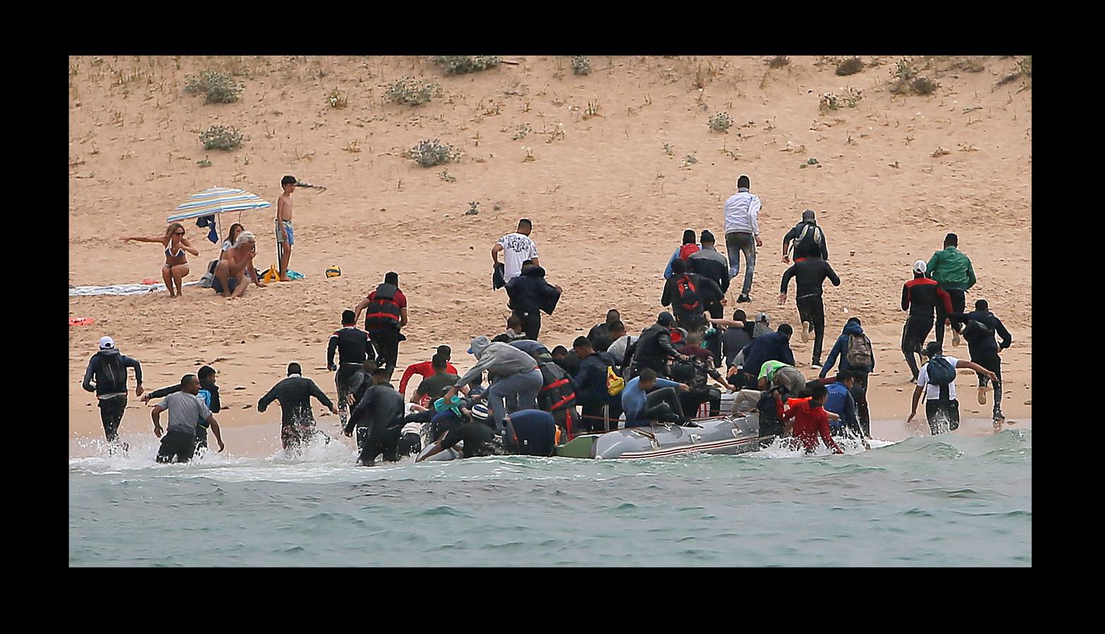 Efectivos de Salvamento Marítimo, coordinados por el centro en Tarifa (Cádiz) han rescatado desde primera hora de este viernes a un total de 627 inmigrantes cuando viajaban a bordo de 35 pateras localizadas en aguas del Estrecho. La primera ha sido rescatada a las 8,28 horas y la última, hasta el momento, a las 13,06 horas.