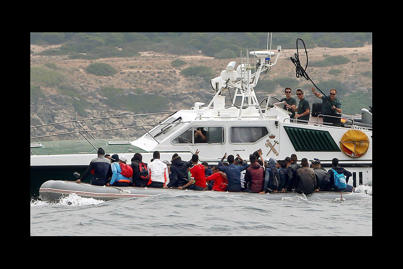 Efectivos de Salvamento Marítimo, coordinados por el centro en Tarifa (Cádiz) han rescatado desde primera hora de este viernes a un total de 627 inmigrantes cuando viajaban a bordo de 35 pateras localizadas en aguas del Estrecho. La primera ha sido rescatada a las 8,28 horas y la última, hasta el momento, a las 13,06 horas.