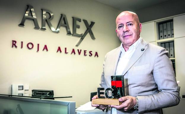 Ruiz de Galarreta posa con el premio 'Alavés del mes' de EL CORREO en la sede de Araex, grupo que ha cumplido 25 años.