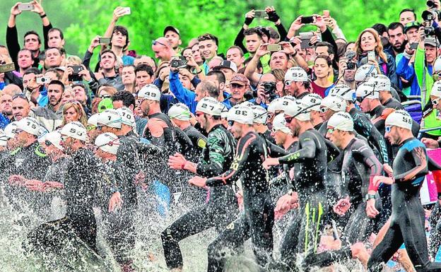 Imagen de la salida de la prueba de natación en la última edición