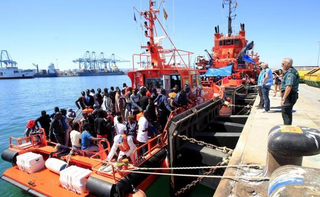 Inmigrantes permancen a bordo de un barco en Algeciras ante la imposibilidad de ser acogidos.