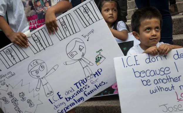 Varios niños participan en una manifestación contra las políticas de Trump. 