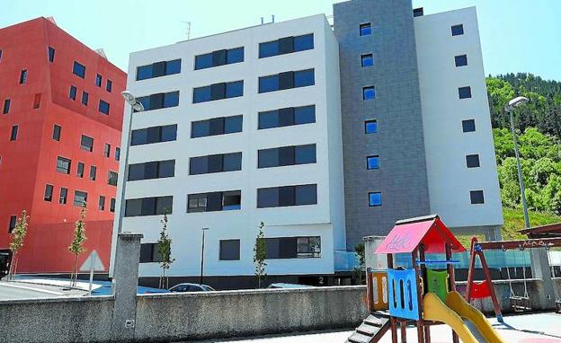 El Gobierno Vasco construyó un bloque de viviendas en Egazelai para alquilarlas a jóvenes empadronados en Eibar. 