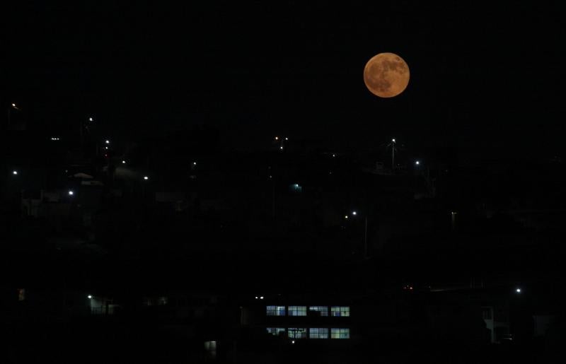 La luna vista desde Tijuana, México.