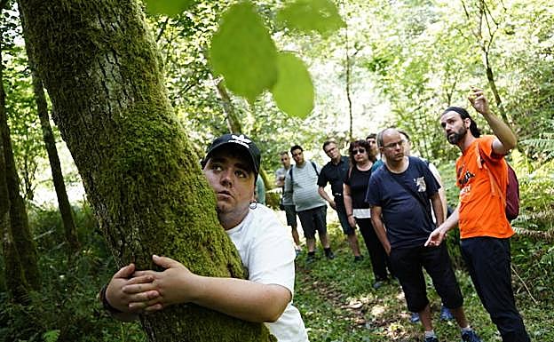 El guía de la expedición sensorial, Pablo Maíz, explica al grupo las múltiples formas de relacionarse con el medio natural. El bosque ofrece infinidad de posibilidades.