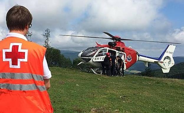 El helicóptero de la Ertzaintza traslada a la joven herida.