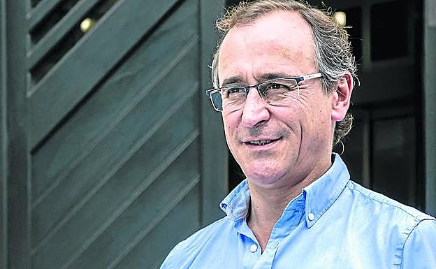 Alonso a las puertas del Parlamento vasco.