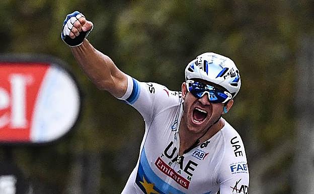 Alexander Kristoff celebra al cruzar la meta.