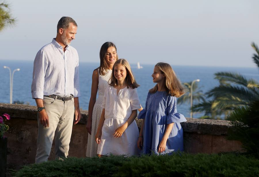 Los Reyes y sus hijas, la princesa Leonor y la infanta Sofía, han cumplido esta tarde la tradición de posar ante los medios gráficos al comienzo de su estancia veraniega en Palma, aunque esta vez no lo han hecho en el Palacio de Marivent, sino en el de la Almudaina.