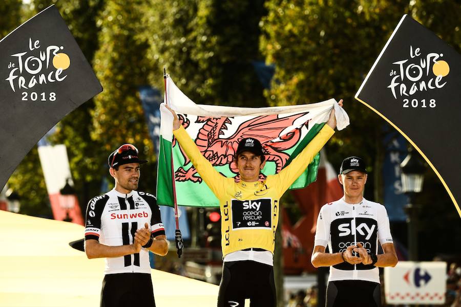 El galés subió a lo más alto del podio en los Campos Elíseos, donde estuvo escoltado por el holandés Tom Dumoulin y el también británico Chris Froome. 