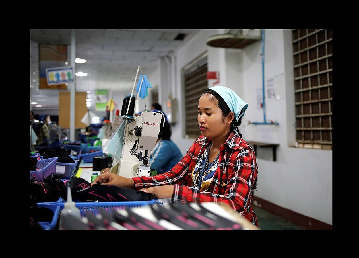 En Camboya, las trabajadoras de las industrias que abastecen a algunas de las marcas deportivas más conocidas trabajan diez horas diarias seis días a la semana. Según datos de 2016 más de 500 empleados de las principales factorías sufrieron desvanecimientos como consecuencia de las malas condiciones de trabajo, entre las que se incluyen las elevadas temperaturas. El salario mensual mínimo en Camboya es de unos 130 euros y dos horas extras al día lo elevan a 150 ó 200, dependiendo de la fábrica. Camboya tenía un total de 1.522 factorías registradas en 2017, un 37 por ciento más que hace cinco años, un crecimiento que se detuvo el año pasado.