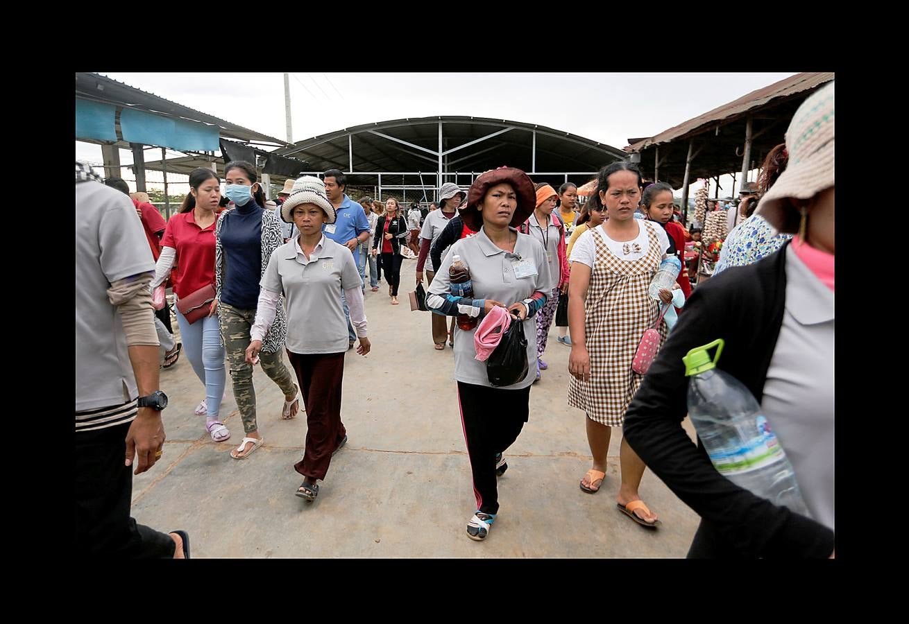 En Camboya, las trabajadoras de las industrias que abastecen a algunas de las marcas deportivas más conocidas trabajan diez horas diarias seis días a la semana. Según datos de 2016 más de 500 empleados de las principales factorías sufrieron desvanecimientos como consecuencia de las malas condiciones de trabajo, entre las que se incluyen las elevadas temperaturas. El salario mensual mínimo en Camboya es de unos 130 euros y dos horas extras al día lo elevan a 150 ó 200, dependiendo de la fábrica. Camboya tenía un total de 1.522 factorías registradas en 2017, un 37 por ciento más que hace cinco años, un crecimiento que se detuvo el año pasado.