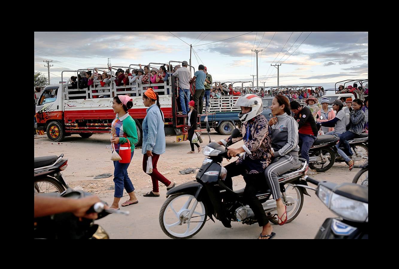 En Camboya, las trabajadoras de las industrias que abastecen a algunas de las marcas deportivas más conocidas trabajan diez horas diarias seis días a la semana. Según datos de 2016 más de 500 empleados de las principales factorías sufrieron desvanecimientos como consecuencia de las malas condiciones de trabajo, entre las que se incluyen las elevadas temperaturas. El salario mensual mínimo en Camboya es de unos 130 euros y dos horas extras al día lo elevan a 150 ó 200, dependiendo de la fábrica. Camboya tenía un total de 1.522 factorías registradas en 2017, un 37 por ciento más que hace cinco años, un crecimiento que se detuvo el año pasado.