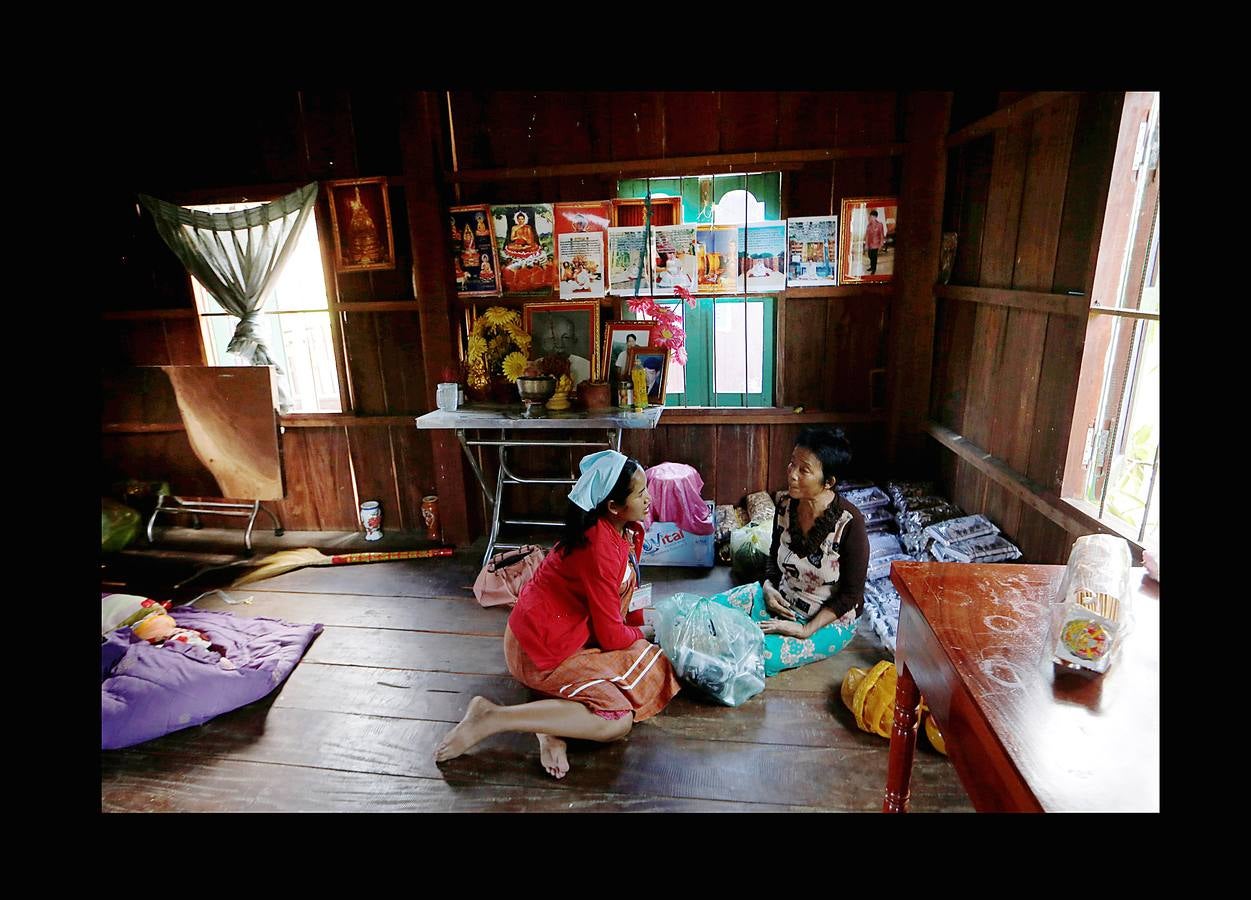 En Camboya, las trabajadoras de las industrias que abastecen a algunas de las marcas deportivas más conocidas trabajan diez horas diarias seis días a la semana. Según datos de 2016 más de 500 empleados de las principales factorías sufrieron desvanecimientos como consecuencia de las malas condiciones de trabajo, entre las que se incluyen las elevadas temperaturas. El salario mensual mínimo en Camboya es de unos 130 euros y dos horas extras al día lo elevan a 150 ó 200, dependiendo de la fábrica. Camboya tenía un total de 1.522 factorías registradas en 2017, un 37 por ciento más que hace cinco años, un crecimiento que se detuvo el año pasado.