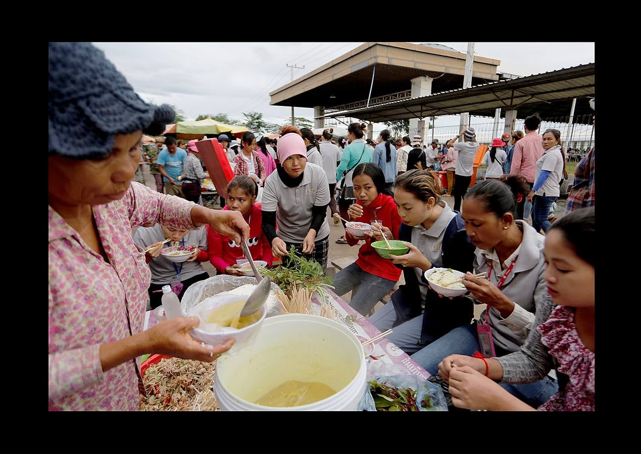 En Camboya, las trabajadoras de las industrias que abastecen a algunas de las marcas deportivas más conocidas trabajan diez horas diarias seis días a la semana. Según datos de 2016 más de 500 empleados de las principales factorías sufrieron desvanecimientos como consecuencia de las malas condiciones de trabajo, entre las que se incluyen las elevadas temperaturas. El salario mensual mínimo en Camboya es de unos 130 euros y dos horas extras al día lo elevan a 150 ó 200, dependiendo de la fábrica. Camboya tenía un total de 1.522 factorías registradas en 2017, un 37 por ciento más que hace cinco años, un crecimiento que se detuvo el año pasado.