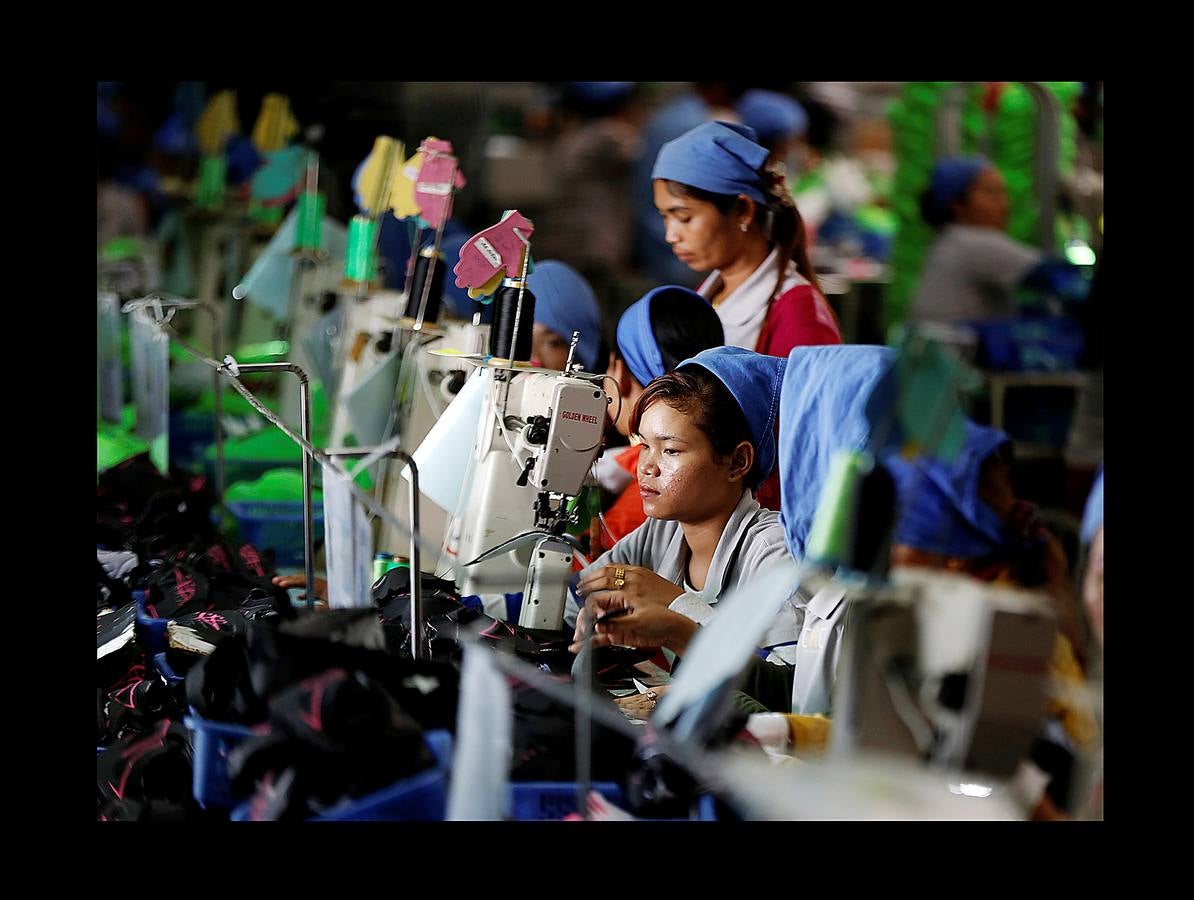 En Camboya, las trabajadoras de las industrias que abastecen a algunas de las marcas deportivas más conocidas trabajan diez horas diarias seis días a la semana. Según datos de 2016 más de 500 empleados de las principales factorías sufrieron desvanecimientos como consecuencia de las malas condiciones de trabajo, entre las que se incluyen las elevadas temperaturas. El salario mensual mínimo en Camboya es de unos 130 euros y dos horas extras al día lo elevan a 150 ó 200, dependiendo de la fábrica. Camboya tenía un total de 1.522 factorías registradas en 2017, un 37 por ciento más que hace cinco años, un crecimiento que se detuvo el año pasado.