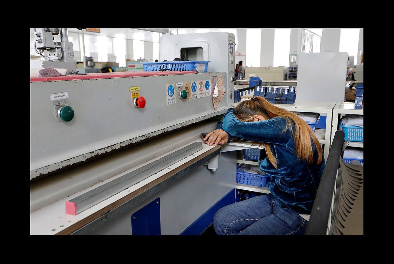 En Camboya, las trabajadoras de las industrias que abastecen a algunas de las marcas deportivas más conocidas trabajan diez horas diarias seis días a la semana. Según datos de 2016 más de 500 empleados de las principales factorías sufrieron desvanecimientos como consecuencia de las malas condiciones de trabajo, entre las que se incluyen las elevadas temperaturas. El salario mensual mínimo en Camboya es de unos 130 euros y dos horas extras al día lo elevan a 150 ó 200, dependiendo de la fábrica. Camboya tenía un total de 1.522 factorías registradas en 2017, un 37 por ciento más que hace cinco años, un crecimiento que se detuvo el año pasado.