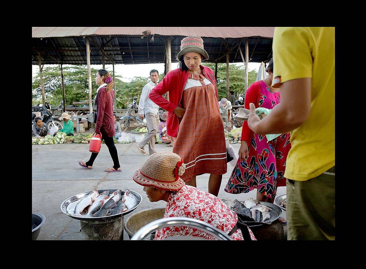 En Camboya, las trabajadoras de las industrias que abastecen a algunas de las marcas deportivas más conocidas trabajan diez horas diarias seis días a la semana. Según datos de 2016 más de 500 empleados de las principales factorías sufrieron desvanecimientos como consecuencia de las malas condiciones de trabajo, entre las que se incluyen las elevadas temperaturas. El salario mensual mínimo en Camboya es de unos 130 euros y dos horas extras al día lo elevan a 150 ó 200, dependiendo de la fábrica. Camboya tenía un total de 1.522 factorías registradas en 2017, un 37 por ciento más que hace cinco años, un crecimiento que se detuvo el año pasado.