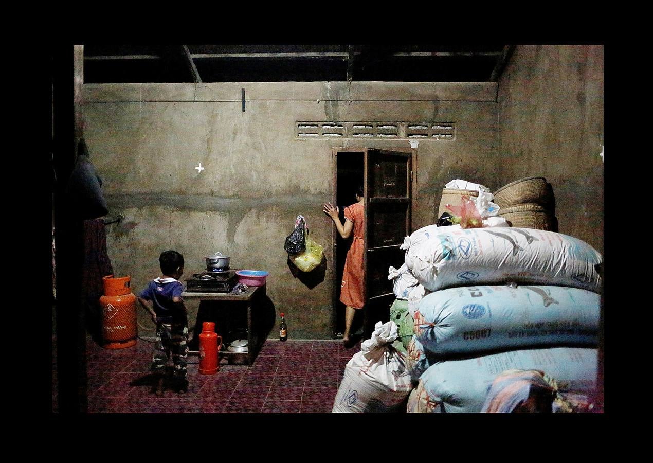 En Camboya, las trabajadoras de las industrias que abastecen a algunas de las marcas deportivas más conocidas trabajan diez horas diarias seis días a la semana. Según datos de 2016 más de 500 empleados de las principales factorías sufrieron desvanecimientos como consecuencia de las malas condiciones de trabajo, entre las que se incluyen las elevadas temperaturas. El salario mensual mínimo en Camboya es de unos 130 euros y dos horas extras al día lo elevan a 150 ó 200, dependiendo de la fábrica. Camboya tenía un total de 1.522 factorías registradas en 2017, un 37 por ciento más que hace cinco años, un crecimiento que se detuvo el año pasado.