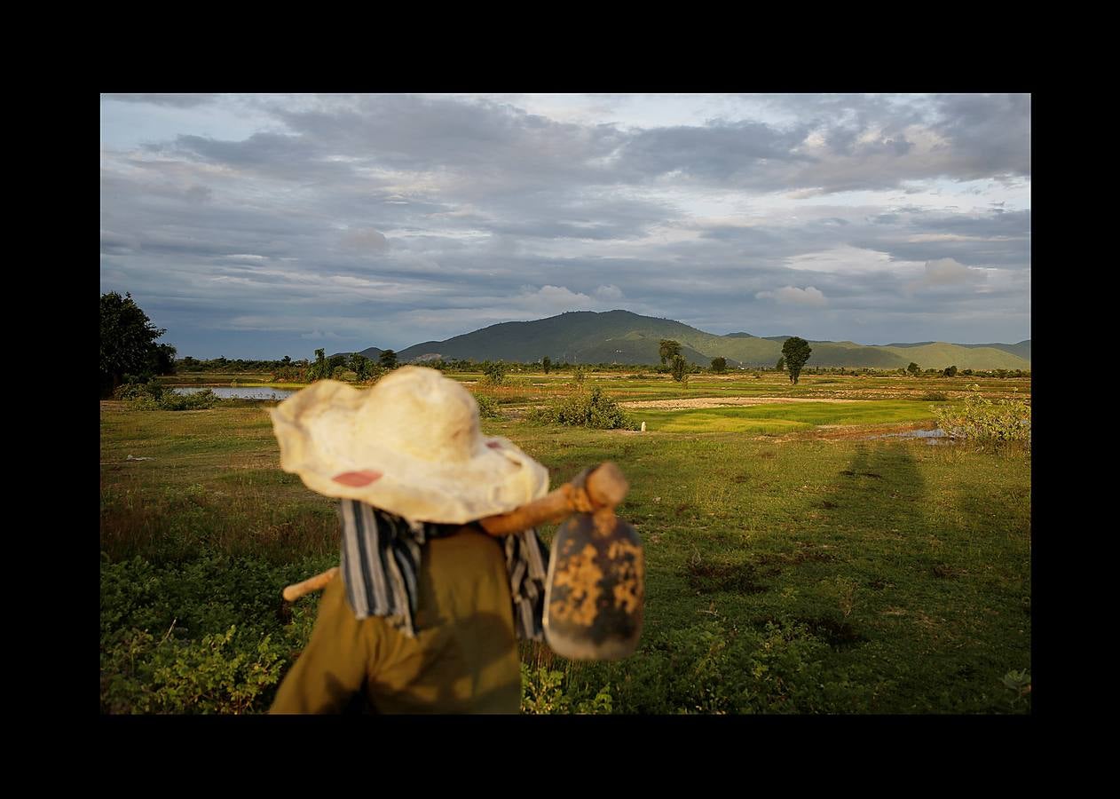 En Camboya, las trabajadoras de las industrias que abastecen a algunas de las marcas deportivas más conocidas trabajan diez horas diarias seis días a la semana. Según datos de 2016 más de 500 empleados de las principales factorías sufrieron desvanecimientos como consecuencia de las malas condiciones de trabajo, entre las que se incluyen las elevadas temperaturas. El salario mensual mínimo en Camboya es de unos 130 euros y dos horas extras al día lo elevan a 150 ó 200, dependiendo de la fábrica. Camboya tenía un total de 1.522 factorías registradas en 2017, un 37 por ciento más que hace cinco años, un crecimiento que se detuvo el año pasado.