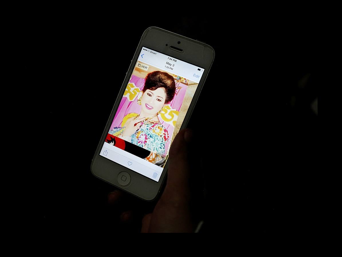 En Camboya, las trabajadoras de las industrias que abastecen a algunas de las marcas deportivas más conocidas trabajan diez horas diarias seis días a la semana. Según datos de 2016 más de 500 empleados de las principales factorías sufrieron desvanecimientos como consecuencia de las malas condiciones de trabajo, entre las que se incluyen las elevadas temperaturas. El salario mensual mínimo en Camboya es de unos 130 euros y dos horas extras al día lo elevan a 150 ó 200, dependiendo de la fábrica. Camboya tenía un total de 1.522 factorías registradas en 2017, un 37 por ciento más que hace cinco años, un crecimiento que se detuvo el año pasado.