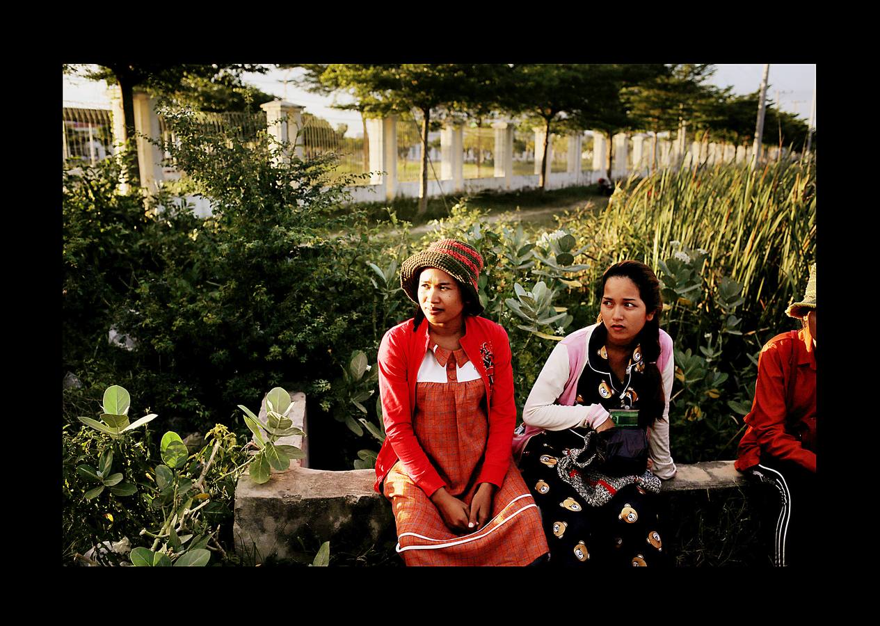 En Camboya, las trabajadoras de las industrias que abastecen a algunas de las marcas deportivas más conocidas trabajan diez horas diarias seis días a la semana. Según datos de 2016 más de 500 empleados de las principales factorías sufrieron desvanecimientos como consecuencia de las malas condiciones de trabajo, entre las que se incluyen las elevadas temperaturas. El salario mensual mínimo en Camboya es de unos 130 euros y dos horas extras al día lo elevan a 150 ó 200, dependiendo de la fábrica. Camboya tenía un total de 1.522 factorías registradas en 2017, un 37 por ciento más que hace cinco años, un crecimiento que se detuvo el año pasado.