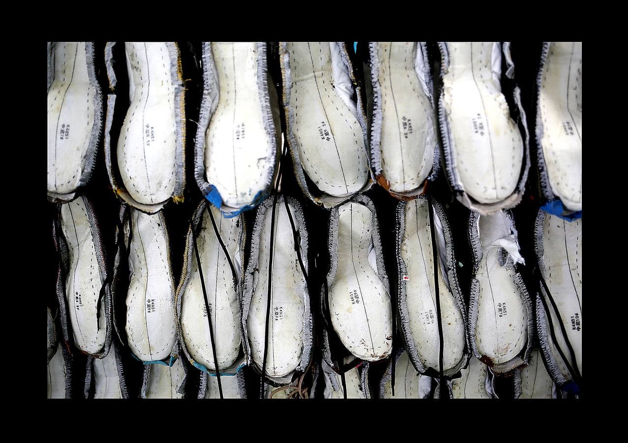 En Camboya, las trabajadoras de las industrias que abastecen a algunas de las marcas deportivas más conocidas trabajan diez horas diarias seis días a la semana. Según datos de 2016 más de 500 empleados de las principales factorías sufrieron desvanecimientos como consecuencia de las malas condiciones de trabajo, entre las que se incluyen las elevadas temperaturas. El salario mensual mínimo en Camboya es de unos 130 euros y dos horas extras al día lo elevan a 150 ó 200, dependiendo de la fábrica. Camboya tenía un total de 1.522 factorías registradas en 2017, un 37 por ciento más que hace cinco años, un crecimiento que se detuvo el año pasado.