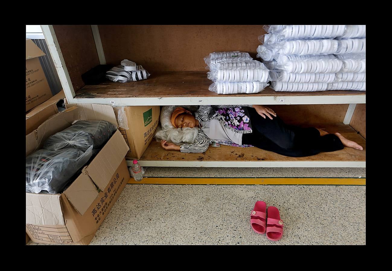 En Camboya, las trabajadoras de las industrias que abastecen a algunas de las marcas deportivas más conocidas trabajan diez horas diarias seis días a la semana. Según datos de 2016 más de 500 empleados de las principales factorías sufrieron desvanecimientos como consecuencia de las malas condiciones de trabajo, entre las que se incluyen las elevadas temperaturas. El salario mensual mínimo en Camboya es de unos 130 euros y dos horas extras al día lo elevan a 150 ó 200, dependiendo de la fábrica. Camboya tenía un total de 1.522 factorías registradas en 2017, un 37 por ciento más que hace cinco años, un crecimiento que se detuvo el año pasado.