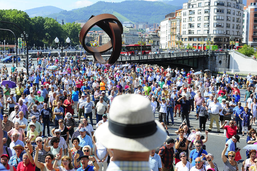 Fotos: Nueva concentración de los pensionistas de Bizkaia frente al Ayuntamiento de Bilbao
