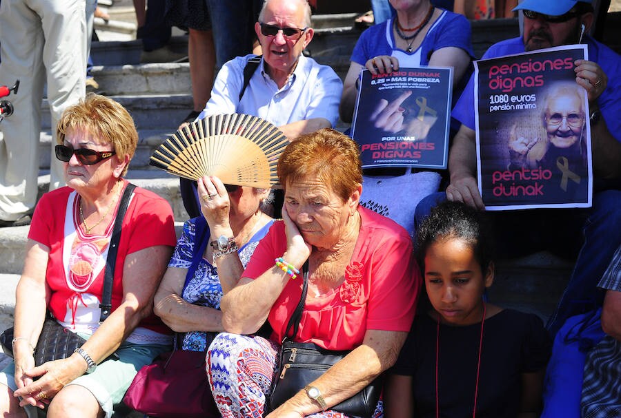 Fotos: Nueva concentración de los pensionistas de Bizkaia frente al Ayuntamiento de Bilbao
