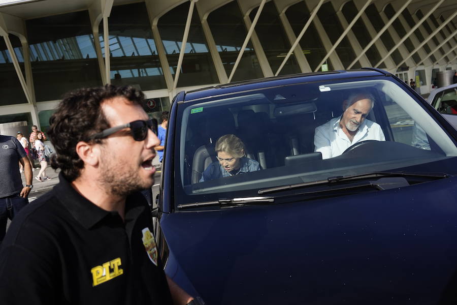 Incidentes en Loiu al interceptar los huelguistas a otros taxistas que pretendían trabajar 'camuflados'.