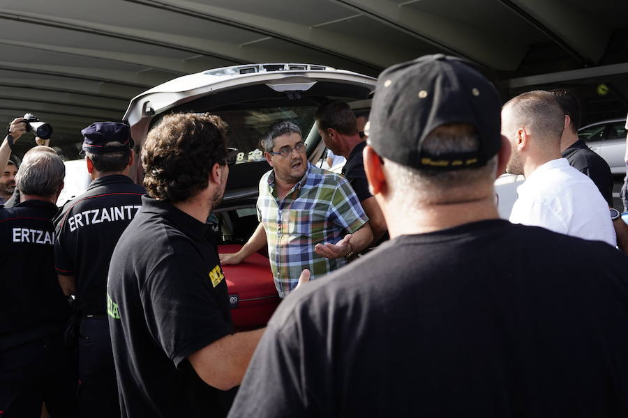 Incidentes en Loiu al interceptar los huelguistas a otros taxistas que pretendían trabajar 'camuflados'.