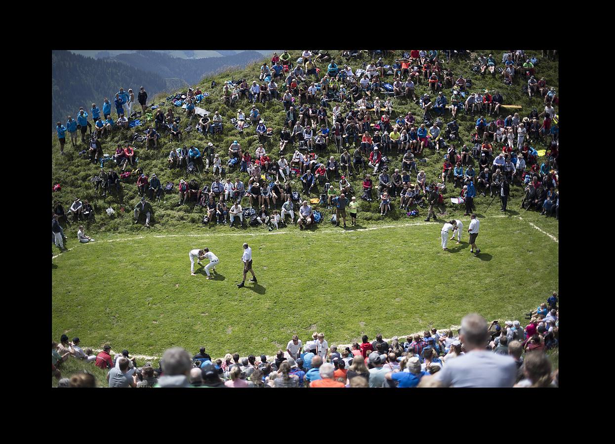 El Hundstoa Ranggeln es un evento deportivo tradicional que se celebra en Salzburgo, Austria. La primera mención escrita referida a esta práctica se remonta a 1518, por lo que en la edición de este año, a la que asistieron más de 2.000 personas hace unos días, se conmemora el quinto centenario de su nacimiento oficial. El Ranggeln o Jakobi-Ranggeln («Lucha de Santiago») tiene unas características similares a las de la clásica lucha greco-romana, pero posee ciertos rasgos propios, como la indumentaria de recio lino blanco, que permite fuertes agarres sobre la hierba. El Hundstoa Ranggeln está considerado por la UNESCO patrimonio cultural inmaterial de Austria. 