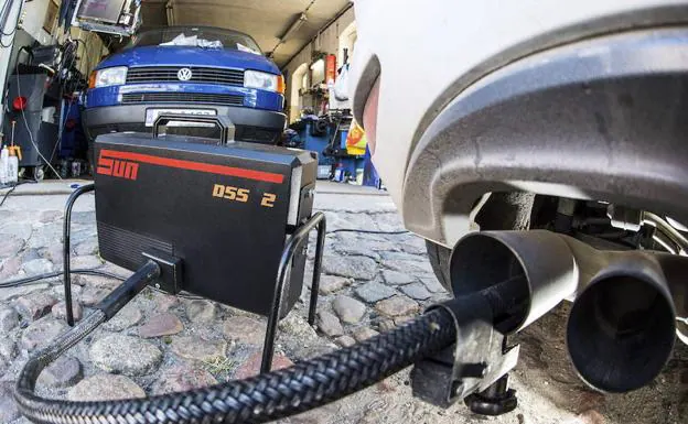 Un dispositivo mide los niveles de emisiones del motor diésel de un Volkswagen. 