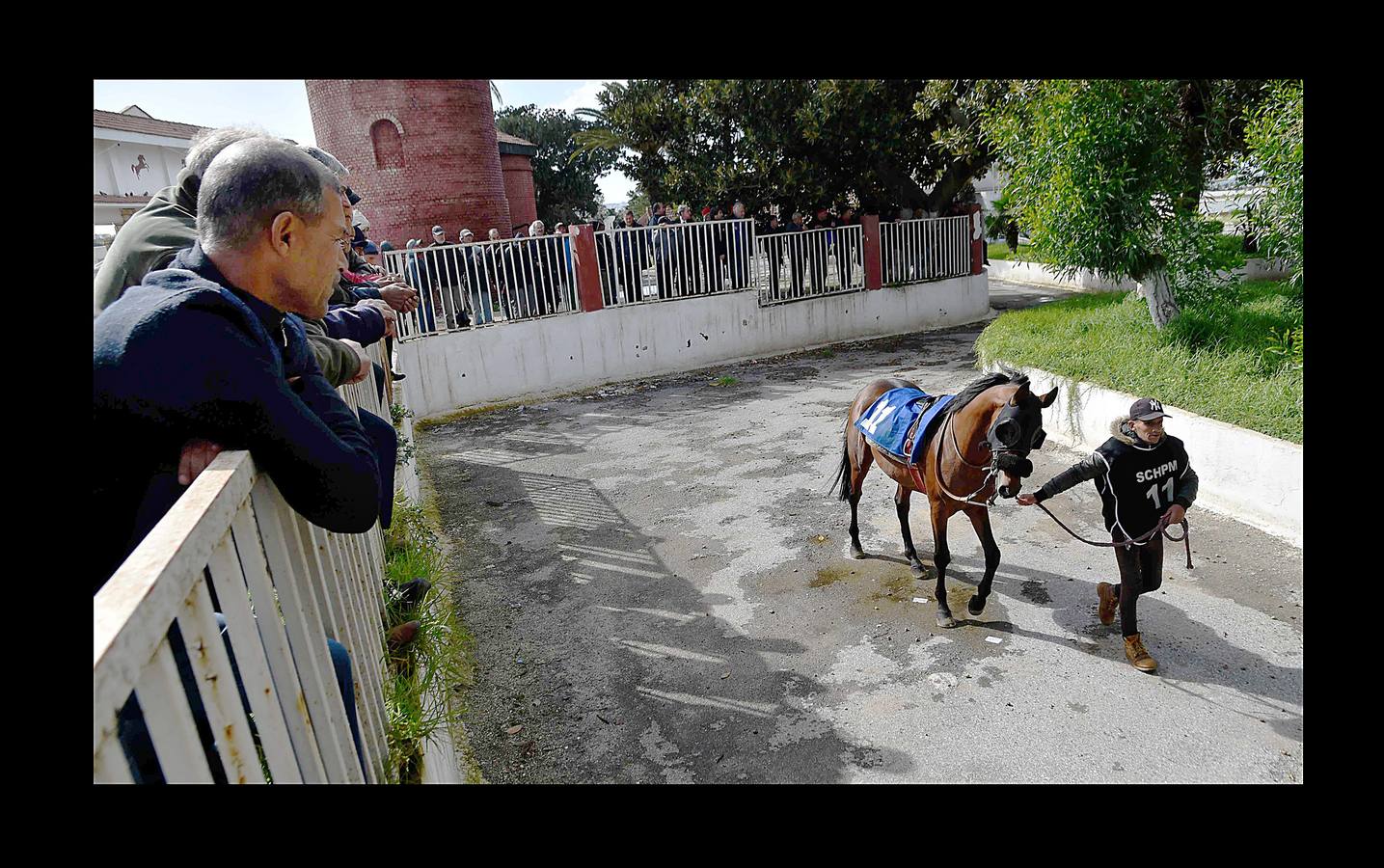 Hasta comienzos de la década de 1980 todos los fines de semana el hipódromo Caroubier, en Argel, recibía la visita de numerosos apostadores y espectadores entusiastas. Pero la equitación ha ido languideciendo en el país y el estadio, cuyas primeras carreras se remontan a 1909, durante la colonización francesa, fue perdiendo esplendor. La guerra civil en los 90 y el aumento del sentimiento religioso acabaron convirtiendo las pistas de carreras en lugares de pecado donde el juego estaba prohibido. Poco queda de un recinto que fue conocido como el «Petit Longchamp» en referencia a su homólogo parisino.