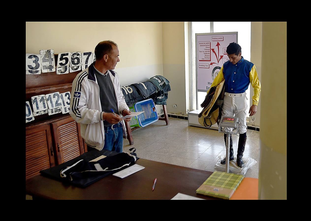 Hasta comienzos de la década de 1980 todos los fines de semana el hipódromo Caroubier, en Argel, recibía la visita de numerosos apostadores y espectadores entusiastas. Pero la equitación ha ido languideciendo en el país y el estadio, cuyas primeras carreras se remontan a 1909, durante la colonización francesa, fue perdiendo esplendor. La guerra civil en los 90 y el aumento del sentimiento religioso acabaron convirtiendo las pistas de carreras en lugares de pecado donde el juego estaba prohibido. Poco queda de un recinto que fue conocido como el «Petit Longchamp» en referencia a su homólogo parisino.