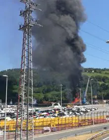 Imagen secundaria 2 - Alarma en el puerto de Pasaia tras el incendio de un cúmulo de chatarra