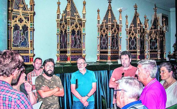 El equipo de la película, encabezado por Calparsoro, en una de las visitas al museo.