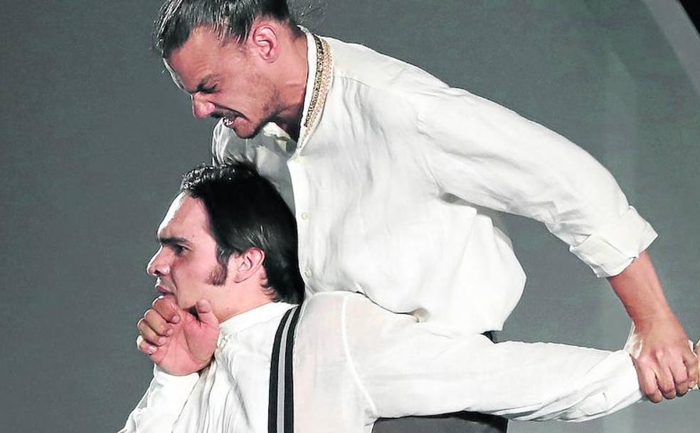 Eneko Sagardoy como Acamonte, que se enfrenta a su hermanastro Hipólito interpretado por Críspulo Cabezas. 