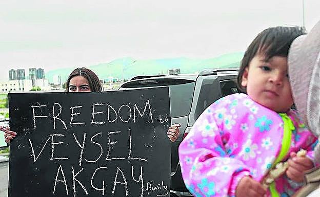 Estudiantes pidieron la liberación del profesor Veysel Akcay en el aeropuerto de Ulán Bator. 