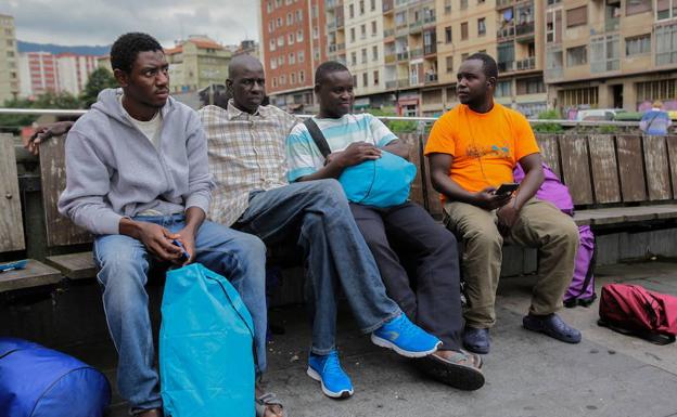 Migrantes se concentran en una plaza de Bilbao.