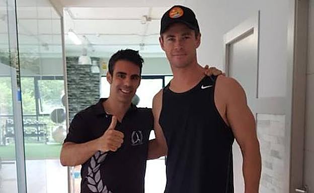 Sergio Sukunza y Chris Hemsworth.